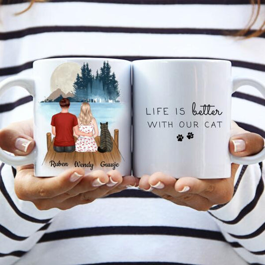 Kattenbaasjes Koppel met 1 Kat in het Bos - Life is better with our cat ♥ - Gepersonaliseerde mok voor Kattenmama, Kattenouders, Katteneigenaar, Kattenbaasjes, Partner, Vriend, Vriendin, Vrouw, Man, Kitten